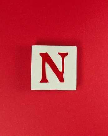 Ceramiczny magnes, czerwona literka N, M.J
