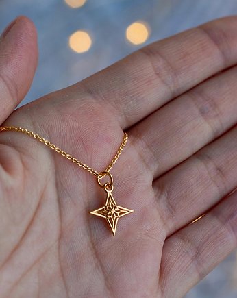 Pozłacany wisiorek z różą wiatrów, Szkatułka Emi