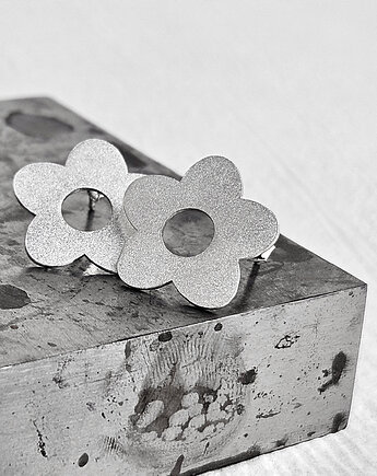 Kolczyki sztyfty srebrne satynowane Kwiatki niezapominajki, KOBELA