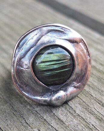 Okrąg - pierścionek regulowany, po drugiej stronie lustra