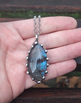 Wypustki - wisiorek, po drugiej stronie lustra