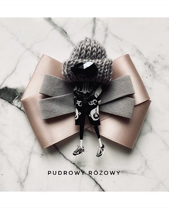 Pudrowa  Broszka   z Lalką NOWOŚĆ, ZAMIŁOWANIA - wymarzony prezent