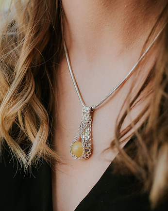 Elegancki wisior z bursztynem na łańcuszku, Barbara Fedorczyk