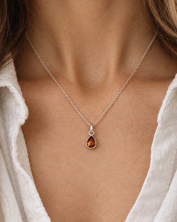 Elegancki Naszyjnik z Koniakowym Bursztynem w Kształcie Łzy, Srebro 925, Amber Charm
