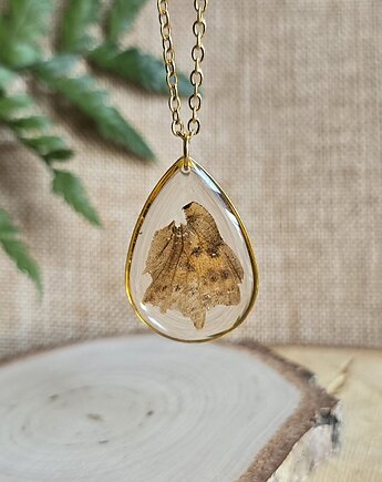 Złoty wisiorek z motylem skrzydło motyla motyl, zkwiatem