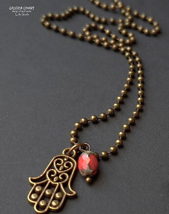 Z hamsą chroniącą od zła. Uroczy wisiorek  z ręką Fatimy i kryształkiem, Galeria Limart