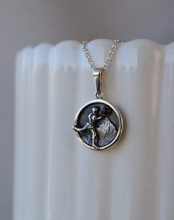 Srebrny naszyjnik z biegaczem, górami i onyksem, Dziki Królik