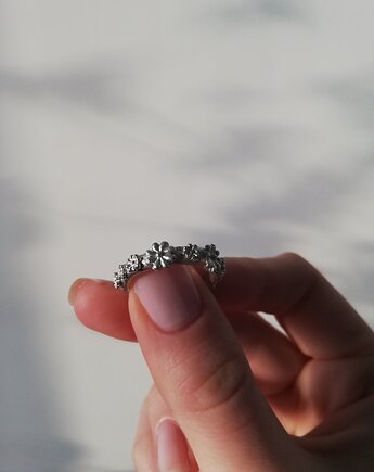 Srebrny pierścionek w kwiaty, Atelier Cykada