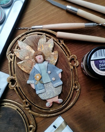 Ceramiczny anioł w stylizowanej oprawie, Niebieski Zagajnik