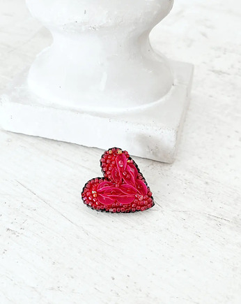 Broszka mini SERCE 1 ręcznie haftowana przypinka miłość, HAART