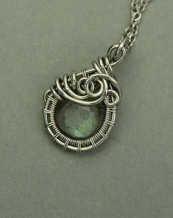 Mały wisiorek labradoryt wire wrapping, Agata Rozanska