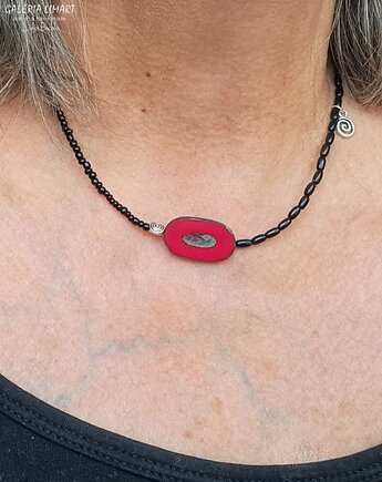 Minimalistyczny naszyjnik w czarno-czerwonej tonacji z mnóstwa  koralików, Galeria Limart