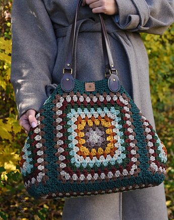 Duża torebka na szydełku granny square, Zasznurowane
