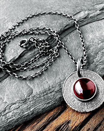 Srebrny wisiorek tribal z kamieniem naturalnym, granat, SHAMBALA