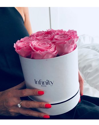 Jasnoróżowe wieczne róże biały duży flower box, Infinity Rose