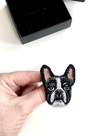 Broszka Buldożek UNIKAT - haft ręczny, SewNSpray