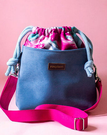 Różowo-niebieska listonoszka z kominem w kwiaty, raspberi