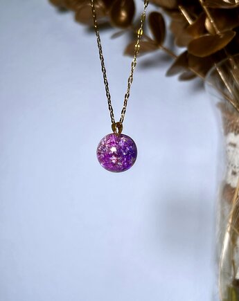 Naszyjnik z fioletowymi gipsówkami  zamkniętymi w kulce z żywicy, Blask Natury