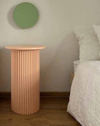 Okrągły, ryflowany stolik nocny, pomocniczy w kolorze peach fuzz, tr.tables