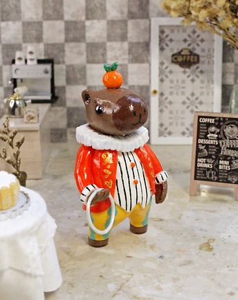 Kapibara artysta cyrkowy, Qletta Clay