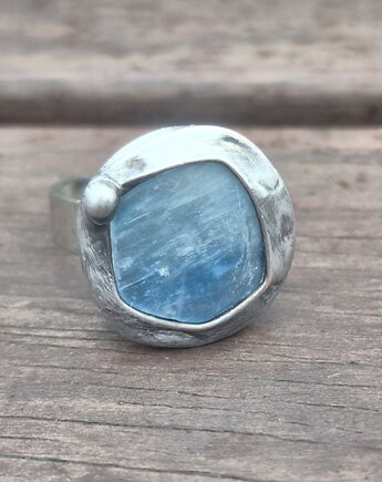 Kianit - pierścionek regulowany, po drugiej stronie lustra