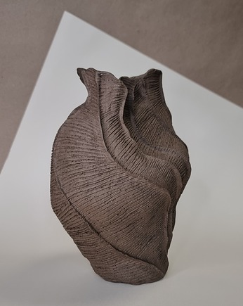 Duży brązowy wazon, drobne sztuki