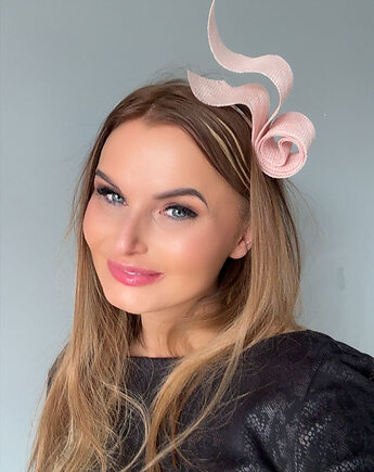 Fascynator  ROSSA PUDROWY RÓŻ   oraz inne kolory, MONIKA SAXTON LUXURIOUS MILLINERY