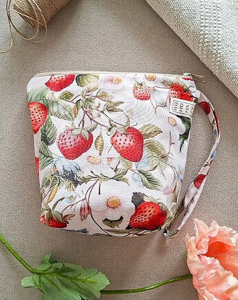 DUŻA(kwadrat) kosmetyczka Bohomazy Strawberry Patch - handmade, BOHOMAZY