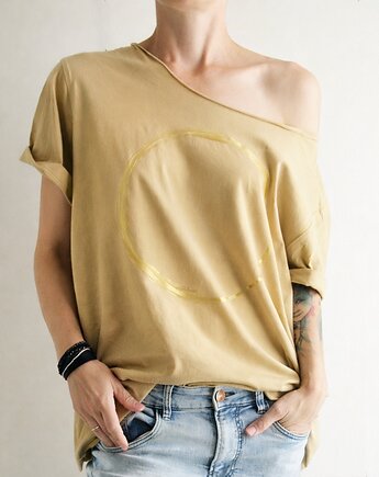 Złote koło na ciemnopiaskowym Oversize, ONE MUG A DAY