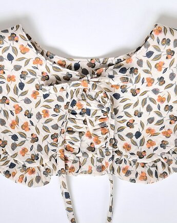 Muślinowy kołnierzyk w kwiaty i liście, Rzecz w Tym