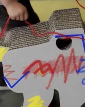 Doggy biały tekton dla starszych maluchów