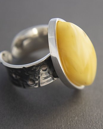 Srebrny pierścionek z mlecznym bursztynem, unikat, Points of View Anna Kamińska