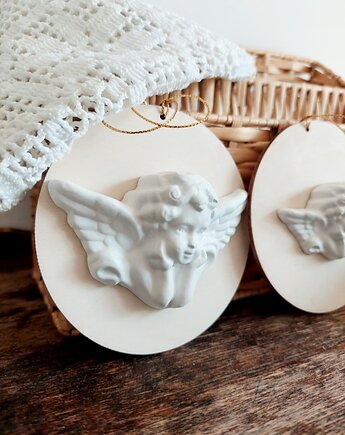 Anioły gipsowe na okragłej podstawce zawieszka ścienna, Wooden Love
