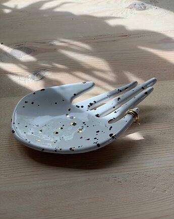 Ceramiczna Dłoń Podstawka na Biżuterię w Złote Ciapki, Maison Fragile