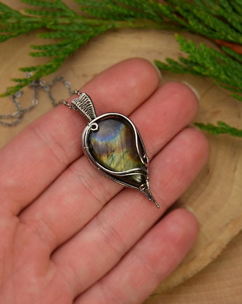 Wisiorek z kolorowym labradorytem wire wrapping, Agata Rozanska