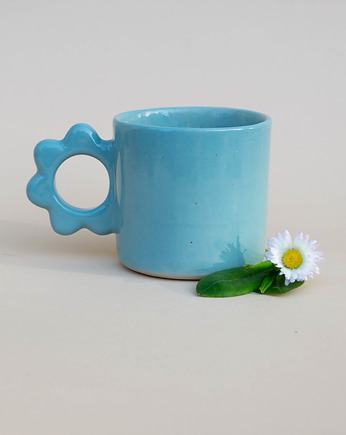 Ceramiczny kubek z kwiatowym uszkiem, ZAMIŁOWANIA - Spersonalizowany prezent