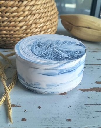 Świeca sojowa w niebieskim naczyniu gipsowym NORDIC CALM sól morska i orchidea, Oyka Candle