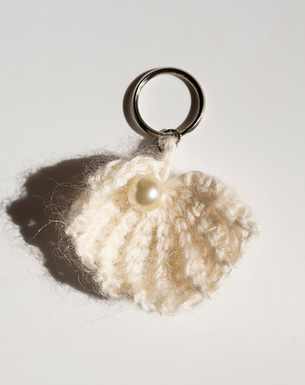Puchaty brelok - muszla z perłą, OTULIBABKI
