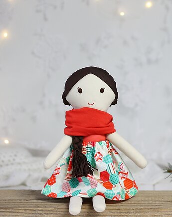 Lala pomarańczowa w spódniczce w geometryczne wzory, szycioteka