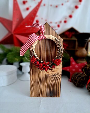 Drewniany domek z wiankiem świątecznym, Wooden Love