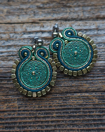 Małe kolczyki sutasz z ozdobnym guzikiem, Mró Soutache