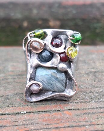 Kolory - pierścionek regulowany, po drugiej stronie lustra