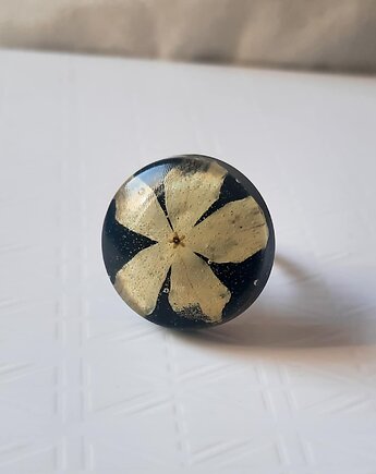 Czarny Pierścionek z Kremowym Kwiatem, Projekt320