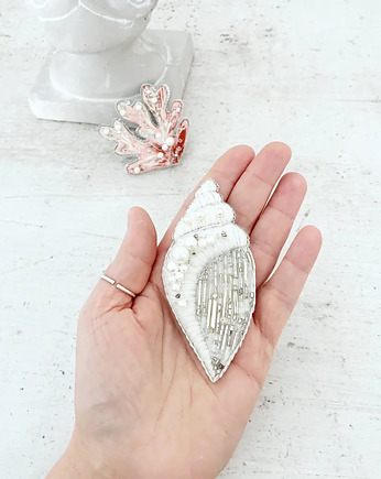 Broszka MUSZLA 1 ręcznie haftowana przypinka morska, HAART