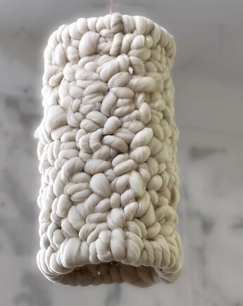 Wisząca lampa z wełny w grubym spocie, PANAPUFA