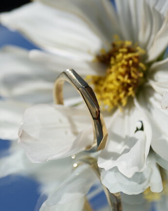 Złoty drobny minimalistyczny sygnet damski Mica- Pinky ring- HerRing, Her Ring Biżuteria