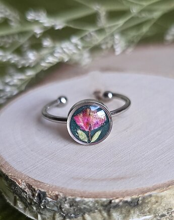 Pierścionek z zielonym oczkiem i kwiatem różowej gipsówki, zkwiatem