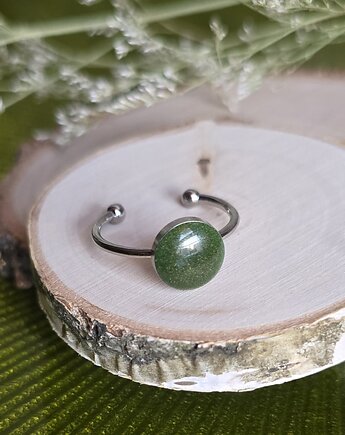 Pierścionek z zielonym oczkiem dużym, zkwiatem