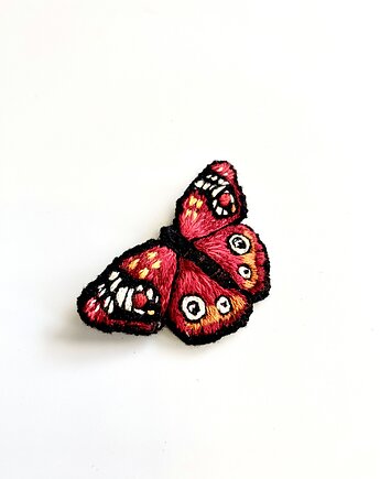 Broszka UNIKAT - ręcznie haftowany, czerwony motyl, SewNSpray