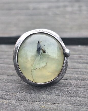 Prenit - pierścionek regulowany, po drugiej stronie lustra